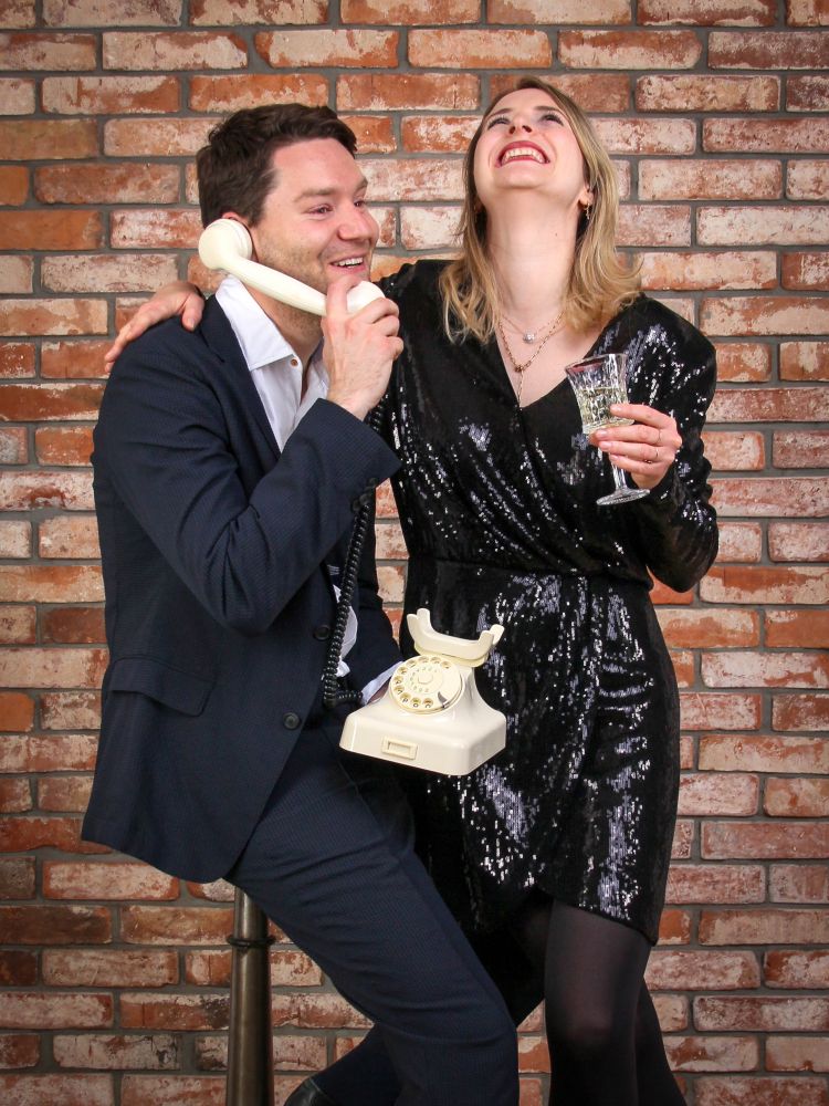 Ein Pärchen hat Spaß mit einem Audio-Gästebuch von Quasselstrippe Ein Pärchen hat Spaß mit einem Audio-Gästebuch von Quasselstrippe