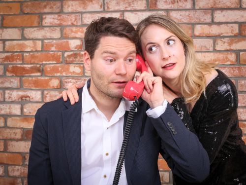 Ein junges Paar ist erstaunt über die vielen Funktionen und schönen Nachrichten auf ihrem Audio-Gästebuch von Quasselstrippe Ein junges Paar ist erstaunt über die vielen Funktionen und schönen Nachrichten auf ihrem Audio-Gästebuch von Quasselstrippe